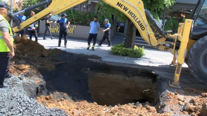 Etiler Mahallesi Tanburi Ali Efendi Sokak ve Nispetiye Caddesi kesiimindeki yolda kme meydana geldi.
