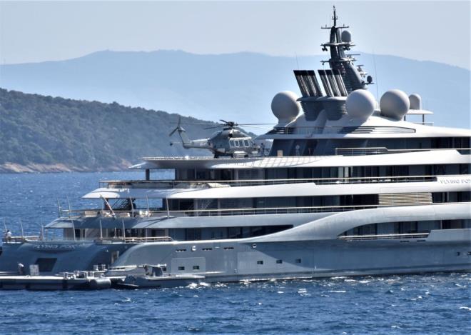 Dnyann en byk 20 motor yatndan biri olan "Flying Fox", Mula'nn Bodrum ilesinde meler mevkisi aklarnda demirledi.