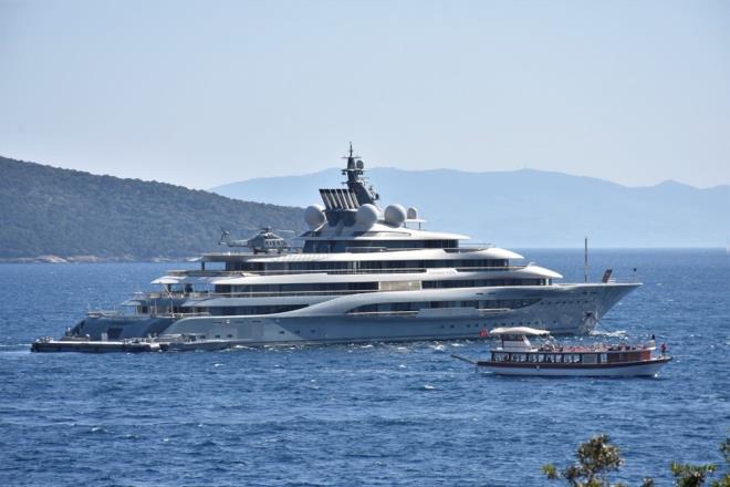 Cayman Adalar bayrakl 136 metre uzunluundaki yat, meler mevkisi aklarnda demirledi.