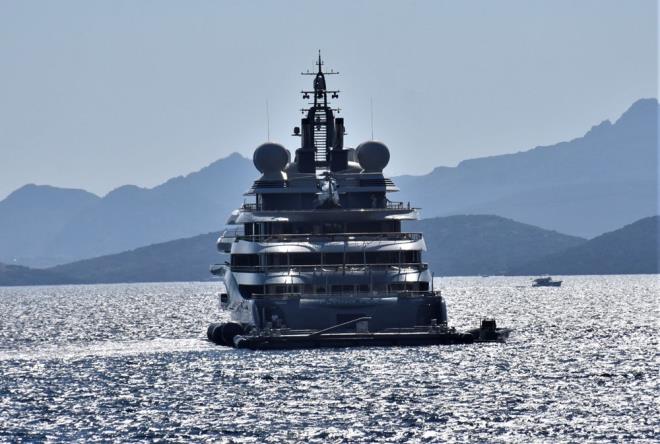 Byklnn yan sra zerindeki helikopterle de dikkati eken yatta, havuz, jakuzi, SPA, spor salonu, su sporlar ve sinema imkan bulunuyor.