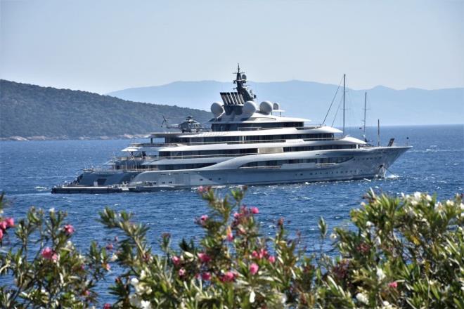 Havalarn snmasyla deniz trafiinde hareketliliin artt turizm merkezi Bodrum, grnmyle dikkati eken yatlar arlamaya balad.