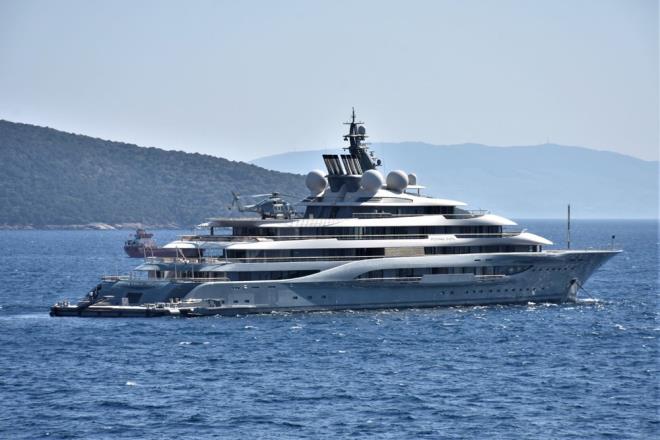 ki helikopter pisti bulunan "Flying Fox"un haftalk kiras, yat sektrnde hizmet veren internet sitelerinde 3 milyon euro olarak belirtiliyor.