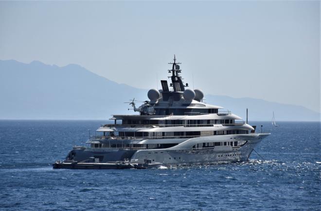 Bu arada, yatn zerindeki helikopter bir sre altrlp durduruldu.