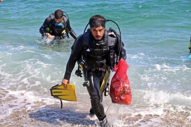 Elimizden geldiince her dalmzda pleri kartmaya alyoruz fakat bu kirlilik maalesef bizlerin temizlemesiyle bitecek bir kirlilik deil. Bunu nlemenin tek yolu var. O da insanolunun doaya kar bilinli bir ekilde hareket edip, plerini doaya deil pe atmas? diye konutu.