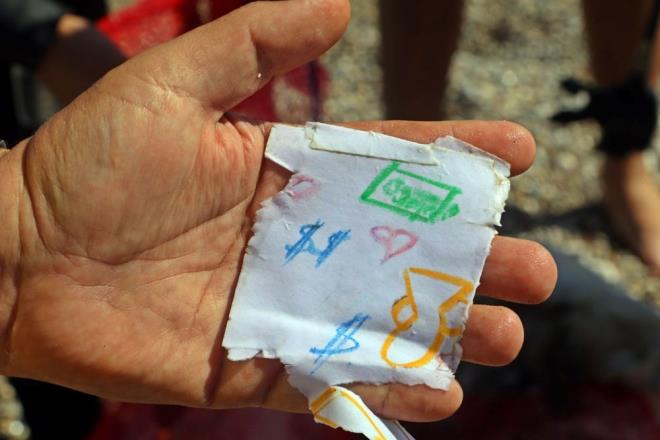 Profesr ve rencileri dald: Denizden takm halinde i amar bile kt - 3  "ARABAMI YENLEMEK NASP OLSUN?    Vatandalarn dileklerini katlara yazp att dilek mesajlarnda, ?Arabam yenilemek nasip olsun, ?Cemre?nin uyku sorunu dzelsin?, yerim ve huzurum daim olsun? yer alrken, bazlarnda da markas yazl otomobil resmi, dolar ve kalp iareti olduu grld.