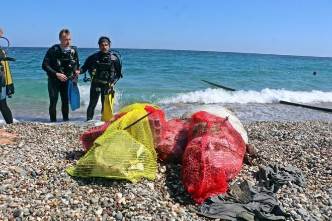 Akdeniz niversitesi Su rnleri Fakltesi retim yesi Prof. Dr. Mehmet Gkolu, Spor Bilimleri Fakltesi rencilerinin toplumsal duyarll arttrmak iin ?Temiz deniz, temiz nefes? projesi erevesinde denize p toplamak iin dald.