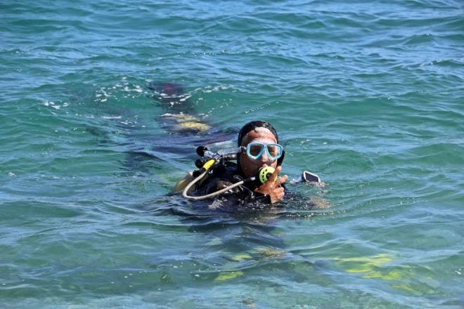 ?BU KRLLK BZLERN TEMZLEMESYLE BTMEZ?    Yaptklar daln toplumsal duyarllk projesinin bir paras olduunu belirten rencilerden Mehmet Alagz 22, ?Halkmza denizin gzelliinden yararlanan insanlara denizin gzel grnen ksmnn yannda altndaki insanlarn sebep olduu pislii gn yzne kartarak farkndalk oluturmak.