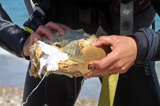 ?TAKIM HALNDE AMAIR BLE VAR?    kan plere tepki gsteren Prof. Dr. Mehmet Gkolu, ?Takm halinde amar bile var. ok sayda deiik malzeme kt. Yani bunlarn denizde ne ii var. Karay kirletirsek onlar akarsulara, akarsular da denize btn pleri tayor. Denizler plk deil, sonuta orada da bir yaam var. Her eyden nce geleceimizi kirletiyoruz? dedi.