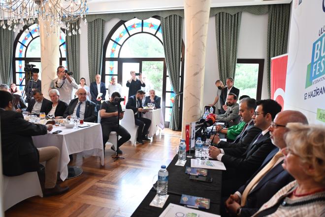 Bursa Bykehir Belediyesi adna Bursa Kltr Sanat ve Turizm Vakf (BKSTV) tarafndan bu sene 60'ncs dzenlenecek olan ?Uluslararas Bursa Festivali'nin tantm toplants, elik Palas Otel'de yapld. Festivalin tantm toplantsna Bursa Bykehir Belediye Bakan Alinur Akta, BKSTV Bakan Sadi Etkeser ile BKSTV Ynetim Kurulu, sponsor firmalarn temsilciler ve basn mensuplar katld.&#8232;