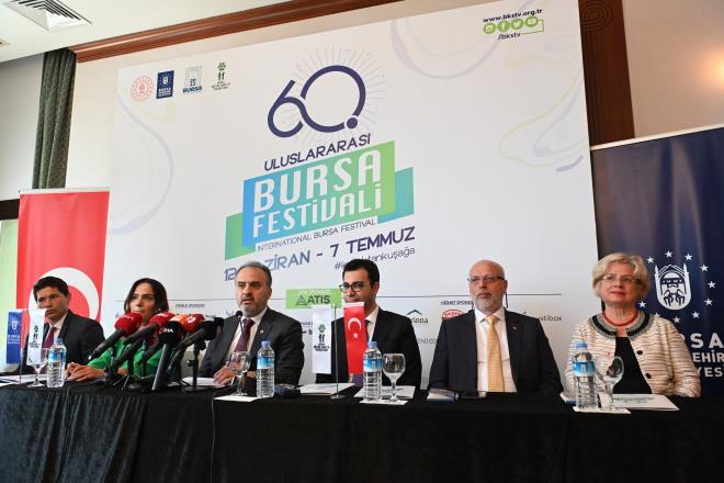 BURSA - Trkiye'nin en uzun soluklu etkinlii Uluslararas Bursa Festivali'nin 60?ncs, 12 Haziran-7 Temmuz tarihleri arasnda birbirinden nl sanat ve gruplarn katlmyla gerekletirilecek. Festival bnyesinde yaplan Altn Karagz Halk Danslar yarmasnn 34'ncs de 2-7 tarihleri arasnda yaplacak. 22 lkeden 800 dansnn katlaca yarma, 17 ilede bir folklor leni yaatacak.&#8232;
