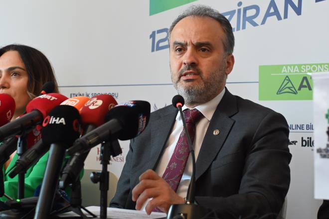 'Festival ehri aydnlatyor'<br>&#8232;BKSTV Bakan Sadi Etkeser de, kuaktan kuaa 60 yldr devam eden bu yknn 12 Haziran?7 Temmuz tarihleri arasnda ehri aydnlatmaya devam edeceini belirtti. Mzik ve sanat leninin detaylar hakknda bilgi veren Etkeser, kar amac gtmeyen vakfn kltr ve sanat kalitesini arttrmak amacyla yapt almalara bugne kadar destek olan vakfn Onursal Bakan Fatma Durmaz Ylbirlik'e ve tm sponsorlara teekkr etti. Etkeser, sanatseverleri yeni anlar biriktirecekleri festivalin cokusuna ortak olmaya davet etti.&#8232;<br>    Bakan Akta ve BKTSV Bakan Etkeser, ana sponsor 'At' olmak zere festivale destek verip sponsor olan Uluda Premium, ahinkaya Okullar, zhan Marketler, Beyelik, Bursa Ticaret ve Sanayi Odas, Hayat Hastanesi, Oyak Renault, Erikli, Karina Hotel, Seva Holding, Durmazlar ve Harput Holging?e teekkr etti.<br>      Festival biletleri 18 Mays aramba gnnden itibaren, biletinial.com, 27 Mays Cuma gnnden itibaren Tayyare Kltr Merkezi ve Kltrpark Akhava Tiyatrosu gielerinden temin edilebilecek. Bilet fiyatlar, 50 TL ile 200 TL arasnda deiiyor.&#8232;