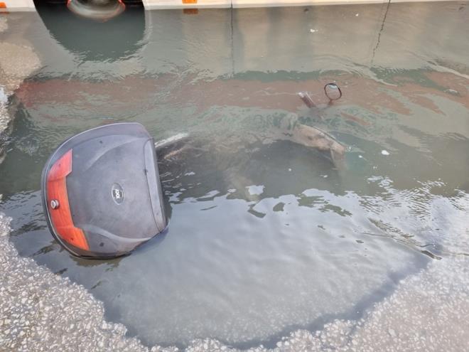  yerine gitmek iin motosikletiyle yola kan baklava ustas Bayram Gltekin, ukurda mahsur kalan otobsn yanndan gemek istedii srada yolda bir kez daha gk olutu. Yaklak 3 metre genilie ulaan su dolu ukura motosikletiyle den Gltekin, evredeki vatandalarn yardmyla kt.