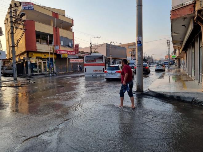 ARALAR IKARILDI    Yoldaki gn daha da byme ihtimaline kar, ukurun olduu yerde trafik ift eritli olarak kapatld. Durumun Adana Bykehir Belediyesi ASK Genel Mdrl'ne bildirilmesi zerine blgeye verilen su kesildi. Suyun kesilmesinin ardndan belediyeye bal ekipler, i makineleri ve ekici ile ukurda kalan aralar kartt.