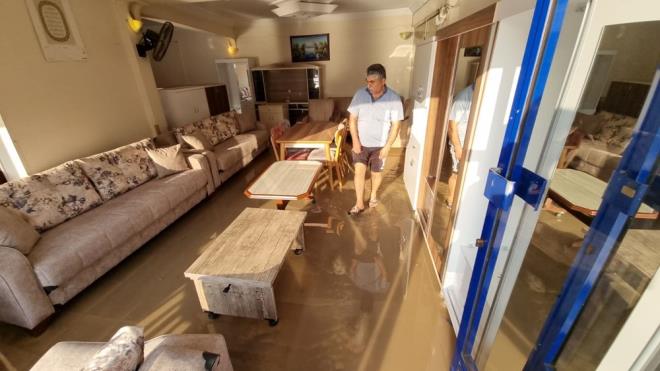 Boru patlamas nedeniyle bulvar zerindeki baz i yerlerini su bast. Belediye ekipleri, patlayan boruyu ve gk oluan yolu onarmak iin almalara devam ediyor.