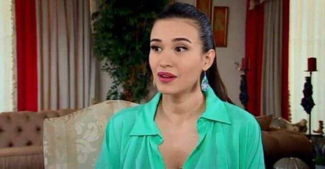 lk kez 2012 ylnda Zengin Kz Fakir Olan dizisinde Uur zkan ile oyunculuk kariyerine balayan zkaya, zirveyi ise Gnl Da ile yapt.