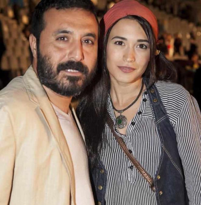 33 yandaki Ecem zkaya, 2010 ylnda oyuncu Mustafa stnda ile nikah masasna oturdu.
