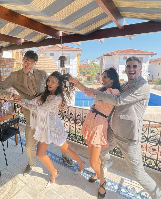 ift, arkadalaryla elenceli pozlar verdi.