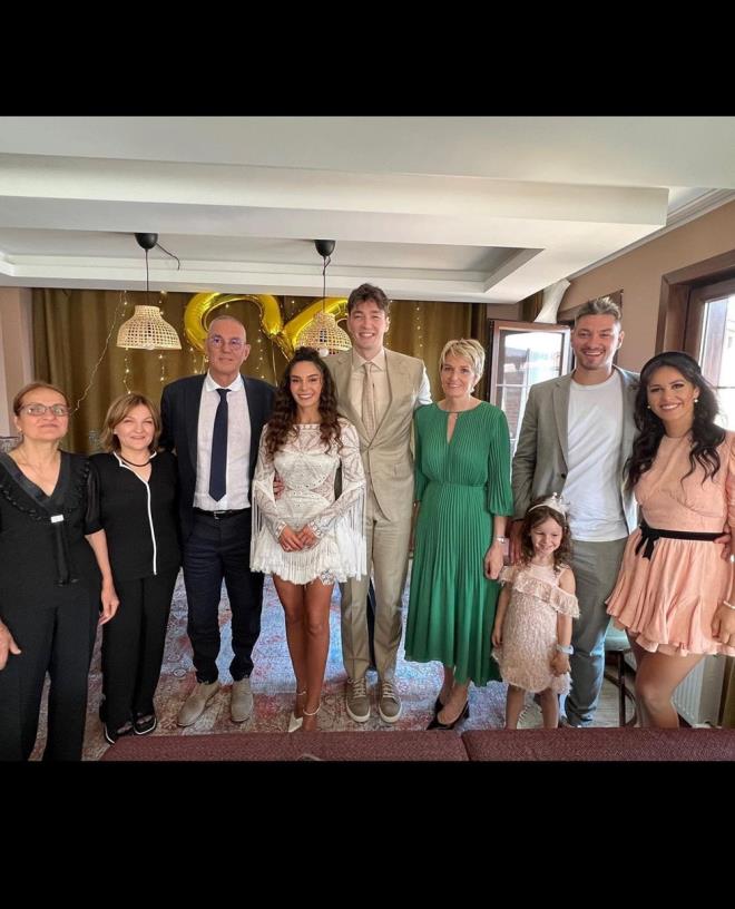 Getiimiz eyll aynda Cedi Osman?n evlenme teklifini kabul eden Ebru ahin, Kapadokya?da gn batmnda ekilen fotoraflarn paylamt.  <br>  te iftin nianndan grntler...