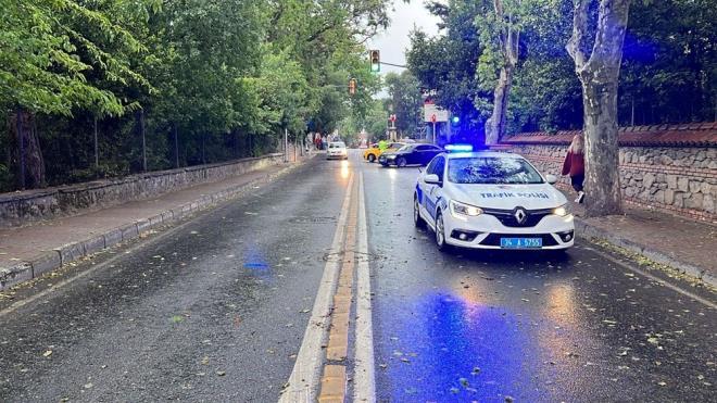 stanbul'da saanak ve iddetli rzgarn da etkisiyle devrilen nar aac hareket halindeki aralara zarar verdi.