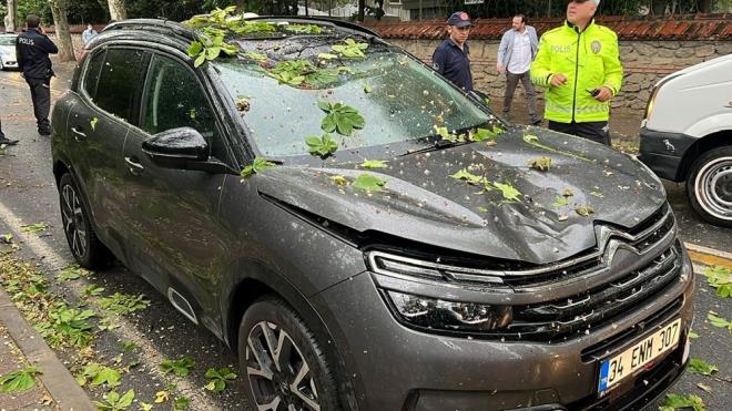 Bu arada, Kartal Esentepe Mahallesi Anayurt Caddesi'nde bir apartmann ats iddetli rzgardan zarar grd.