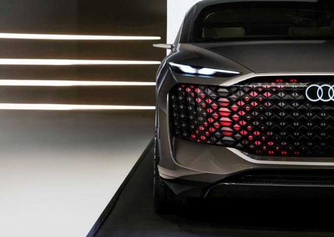 Audi'den dijital aydnlatma teknolojisi - 9    Audi, gelecekte dijital zemin projeksiyonlar araclyla otomobil ve evresi arasndaki iletiimi younlatrmak istiyor. Sinyal zemin projeksiyonlar bunun ilk rneklerinden biri. nde ve arkada sokaa yanstlan  sembol, bisikletlileri rnein erit deiiklii hakknda bilgilendiriyor veya, yayalar dn konusunda uyaryor.    Bu tr bir iletiim, otomobilin etrafndaki alanda daha geni projeksiyonlarn nn aabilir. rnein bir kap almadan nce yola bir uyar yanstlabilir.