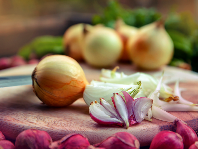 SOAN KABUU    Doa da bulunan gl antioksidan besinlerin banda gelen soann  faydalar herkes tarafndan bilinir. Ancak soan kabuunun faydalar hakkndaki gerekleri ok az insan bilir. Uzmanalr soan kabuklarnn faydasnn soandna daha fazla olduunu vurguluyor. Vcudun gnlk ihtiyac olan lif ve flavonoidler karlyabilen soan kabuklar kan dzeyindeki kt kolesterol dzenleyerek kalp hastalklarn nler. Ayn zamanda soan kabuklar kaynatp iildiinde vcutta bulunan tm iltihab sker atar.