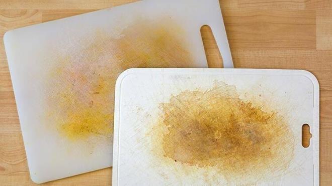 Bunun nne gemek iin ayn ekilde tuz ve limon kombinasyonunu yntemini kullanabilirsiniz.   Kesme tahtasna biraz tuz serpin ve limonla ovalayn. Bu, en zor lekelerin bile kmasna yardmc olacaktr.