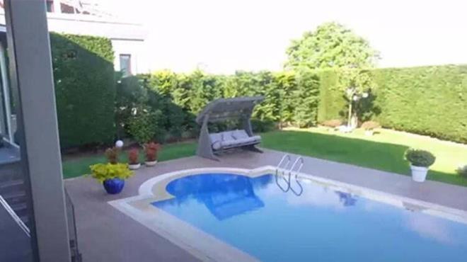 Mert Vidinli, drt katl lks villada ektii grntleri Youtube kanalnda yaynlad. Derya Tuna'nn ocuklarna hediye ettii ev, kendisine ait baheye, zel bir yzme havuzuna sahip.