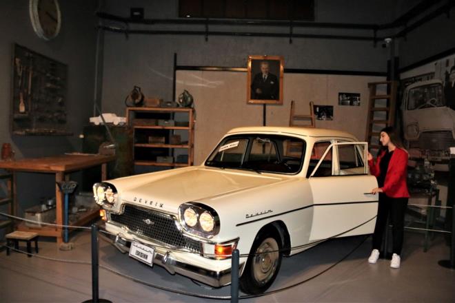 Ara Mzesi?nde 20 sektrden oluan nostaljik motorlar, otomobiller ve otobslerin yer ald 70 ara ve uaklar bulunuyor. Dokumapark?taki nostaljik aralarn yer ald Ara Mzesi?nin ilk koleksiyonu yzde yz yerli retim olan ?Devrim' otomobili oldu.