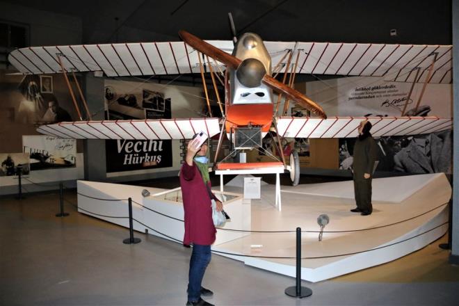 VECH K-VI?NIN GEREE EN YAKIN TEK REPLKASI BULUNUYOR    Trk sinemasnn klasikleri arasnda yer alan ?iek Abbas? filmindeki krmz minibs, ilk Trk ua olan VECH K-VI?nn geree en yakn tek replikas ve Nuri Demirda?n rettii ilk Trk yolcu ua Nu.D-38 de mzede sergileniyor.