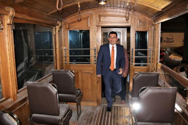 "EHRN HATIRALARINA UZANMAK STEDK"    Buradaki mzenin Trkiye?de ei benzeri olmayan bir mze olduunu belirten Ttnc, "Araba mzeleri genel itibaryla otomobillerin tarihlerini anlatrlar. Dolays ile bat eksenli mzelerdir. Ama biz otomobiller zerinden ehrin hatralarna uzanmak istedik" ifadelerini kulland.