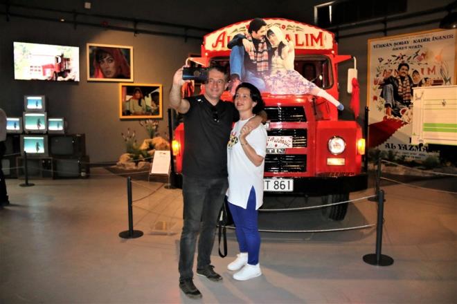 ?ALDIRMA GNL?E YOUN LG    Kepez Belediye Bakan Hakan Ttnc de mzede incelemelerde bulundu. Bakan Ttnc, otomobiller hakknda ziyaretilere tek tek bilgi verdi.    Vatandalarn barollerinde Trkan oray ve Kadir nanr?n oynad ?Selvi Boylum Al Yazmalm? filminde kullanlan ?Aldrma Gnl? ismini tayan ve o dnemde Trk tamaclnn en nl kamyonlarndan biri olarak kabul edilen TM 140 byk ilgi ekti. Birok kii kamyon nnde cep telefonlar ile fotoraf ekti.