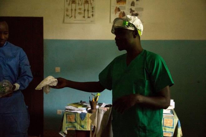 KANADA'DA 17 PHEL  VAKA    Avrupa'nn dnda virs, Amerika ktasnda ABD ve Kanada'da grld.    Kanada hkmetinden dn yaplan aklamada, lkenin Montreal blgesinde 17 pheli vaka olduu kaydedildi.    Bu lkede de aratrmaclar, pheli vakalardan bazlarna virsn ecinsel iliki yoluyla bulat ihtimali zerinde durulduu bilgisini paylat.    ABD'nin Massachusetts eyaletine bal Halk Sal Birimi de 18 Mays'ta, Kanada'ya seyahat eden bir kiinin enfekte olduu aklamasn yapt.