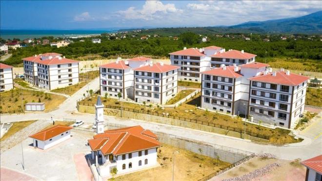 BOR BTENE KADAR DEVREDEMEYECEKLER    Alt gelir grubu projelerinde hak sahibi olup szleme imzalayanlar konutlarn borlar bitene kadar devredemeyecekler. Szleme imzalanan konut iin bor bitene kadar, alcnn veya ailesi iin ikamet koulu aranacak. Alcnn, kendisinin, einin veya ocuklarnn sz konusu konutta ikamet etmediklerinin tespit edilmesi halinde szlemeleri feshedilecek.