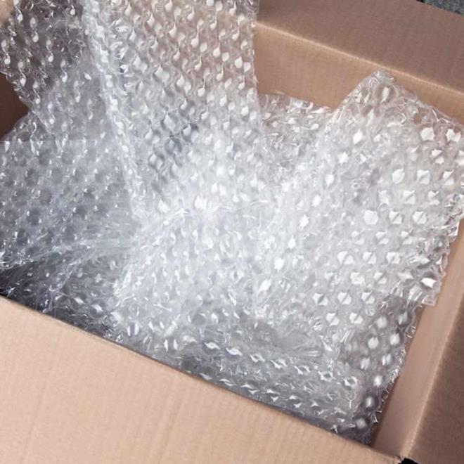 AYAKKABI VE ANTALARI KORUMADA     Ayakkab ve antalarnz depolarken ezilmelerini nlemek iin balonlu naylonlara sarabilirsiniz. Bu ekilde zerine bir eya geldiinde abucak ezilerek ekillerini kaybetmezler.