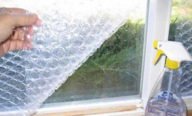 EV YALITIMINDA    Bir yandan snp bir yandan da faturalardan nasl tasarruf etmek iin ihtiyacnz olan malzeme baloncuklu naylon. Ucuz bir malzeme olan baloncuklu naylonu camnzn lsnde kesin. Ardndan cama su pskrtn ve yaptrn.