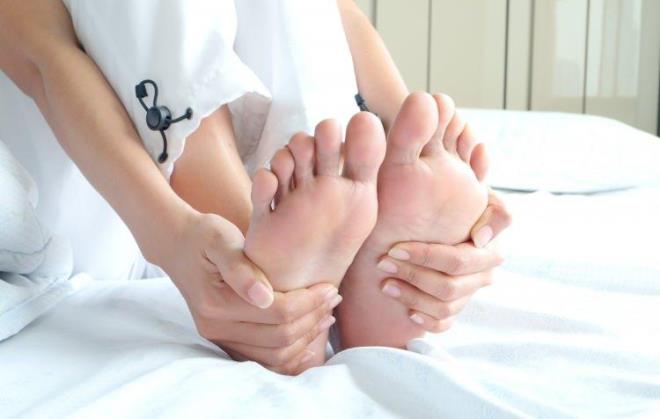 AYAK DESTENDE       Uzun yorucu geen bir gnn ardndan ayaklarnz aryorsa, ayakkabnzn iine biraz balonlu naylon koyarak ayak destei yapabilirsiniz.