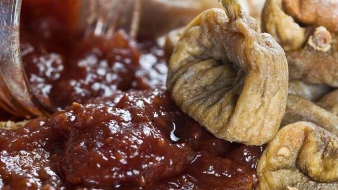 Kan ekerinide dzenlemeye yardmc olan incirin yksek lif orannda sahip oldupu iin sindirimi destekleyerek metabolizmay altrmaktadr.