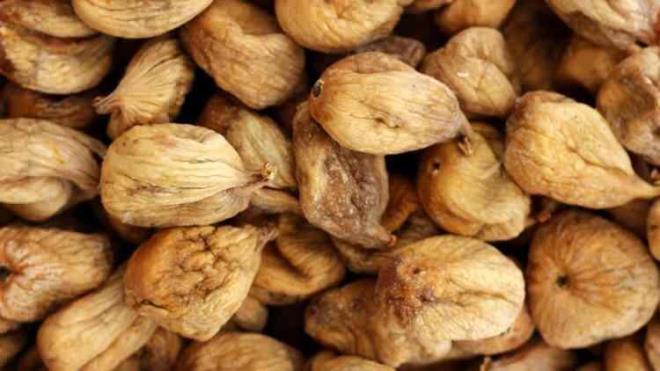 Kuru incirde en ok karlan problem bir mikotoksin olan aflatoksinin rnde bulunmasdr. Mikotoksinler, pek ok ilenmi veya ilenmemi gdada bulunabilen, funguslar tarafndan retilen ve insan saln tehdit eden toksik metabolitler olarak bilinir.