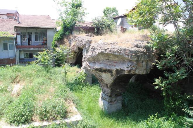 arpk kentleme iinde, gemi yllarda zerine ina edilen gecekonduyla varln srdren n Bayr Sarnc, bakmszlk ve arpk yaplama tehdidi altnda yok olmay bekliyor.