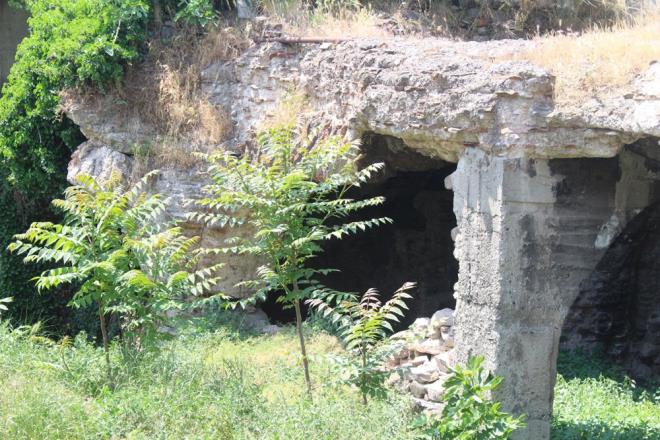 "Bu yaplar, ge Roma ve Bizans dnemine aittir ama Osmanl dneminde de zaman zaman onarlarak kullanlmtr. Olabildii kadaryla koruma altna alnmas gerekiyor. nk gerekten turist ekebilecek alanlar fakat sadece turist ekmesi anlamnda deil halkta tarihi kltrn, arkeolojik kltrn, mirasn farkndaln yaratmas iin nemli."