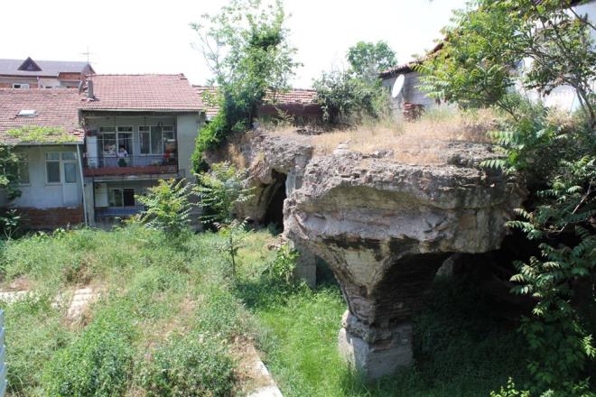 zmit'in Cedit Mahallesi'ndeki, ehrin su ihtiyacn karlad bilinen ve Kocaeli Antlar Kurulu tarafndan 1987 ylnda tarihi yap olarak tescillenen n Bayr Sarnc, bakmszlk nedeniyle yok olma tehlikesiyle kar karya kald.