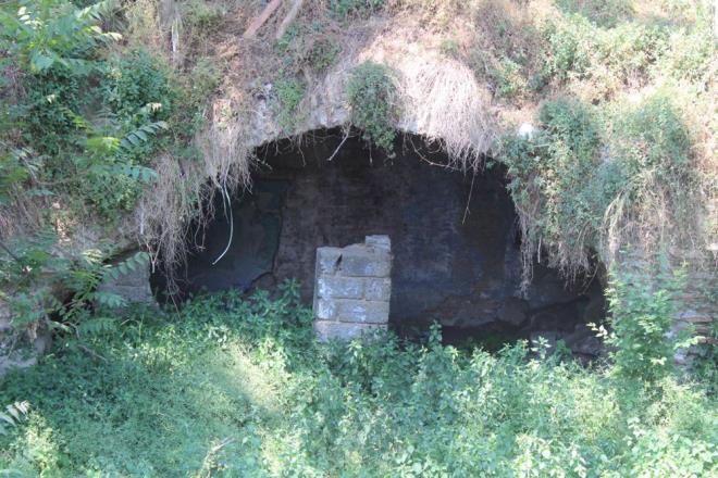 Bu nedenle gecekondunun kaldrlmas gerektiini syleyen kse, "Etrafnn kapatlp koruma altna alnmas lazm. Mmknse birtakm bilgi veren panolarla bir ziyaret alanna dntrlmesi lazm. zmit?in ve btn ehirlerimizin byle bir potansiyeli var" dedi.