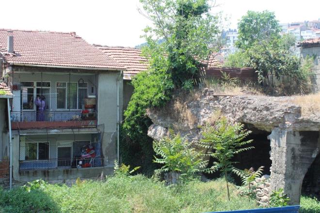 Bu yaplarn hem kent hem de insanlk tarihi asndan son derece kymetli olduunu kaydeden Kocaeli niversitesi'nden Arkeolog Prof. Dr. Aye Tuba kse, zerinde bulunan gecekondunun bir sarsntda sarncn yklmasna neden olabileceini belirtti.