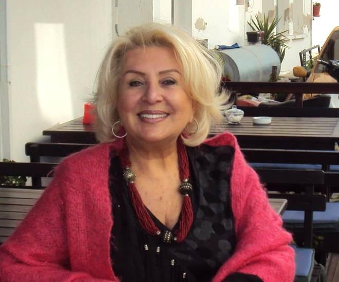 O dnem turizmciydim, ayn zamanda mankenlik yapyordum. imdiki kadar ok manken yoktu. Biz 10-12 kii kadardk. Simla Kantarcolu, Baak Grsoy, Fato Altnkum?lar falan. Ertesi gn hemen gittim ajansa. Yurtolu ila firmas, hastanelere bir ?sus pankart? yaptrmak istiyormu. Firma beni semi. O zamanlar ?cast ajans? diye bir ey de yoktu.