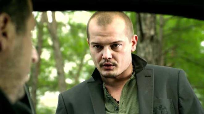 Dram kategorisindeki Yldzlara Bak filminde Arda Kural'n yan sra Altan Erkekli, Gven Hokna, Mehmet Ulay, Gizem Denizci, yk Gemici ve nl ocuk oyuncu Nilay Yeral'n da olduu renildi.