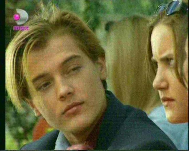 42 yandaki Arda Kural, ilk olarak 1999'da Eyvah Kzm Byd dizisinde Altay rolyle kamera karsna geen isim bu dizide Leonardo DiCaprio'ya olan benzerliiyle tannmt.
