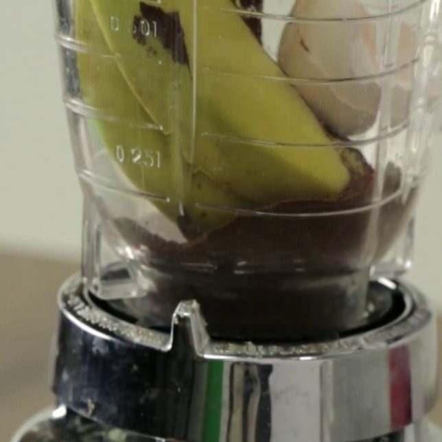 ki adet muz kabuu, bir yemek ka kahve ve bir adet yumurtann kabuunu rondoya koyun.