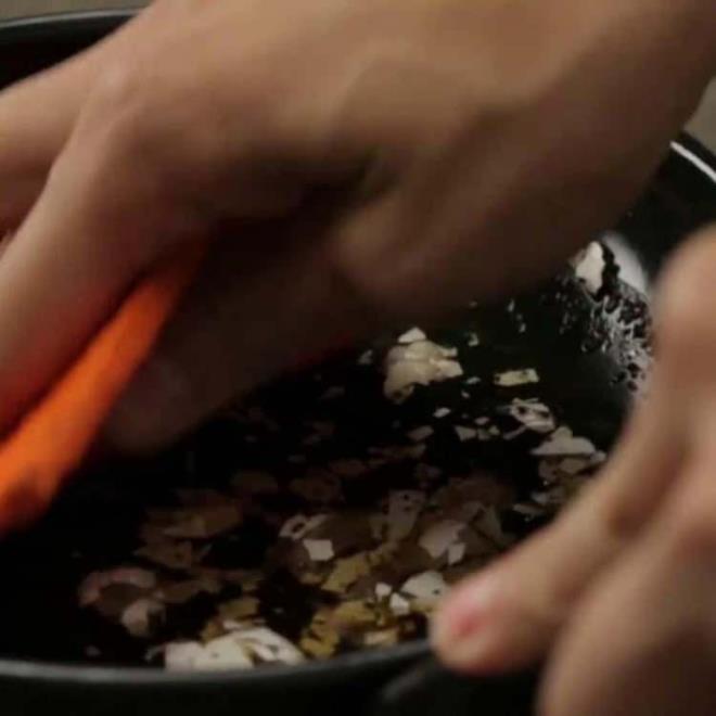 Ksa bir sre bekledikten sonra sngerle silmeye balayn.