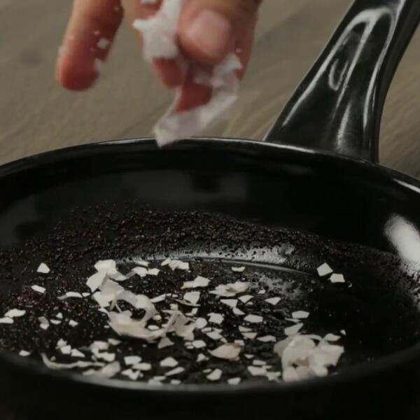 Yumurtay haladktan sonra soyarken yumurta kabuklarn kenara aln. Daha sonra